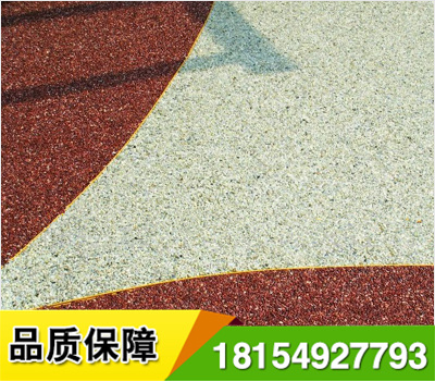 透水露骨料混凝土的施工工藝:基層處理:清掃基層表面,表面應(yīng)無塵土,樹枝,紙屑等雜物,并在攤鋪前潤(rùn)濕基層表面.
