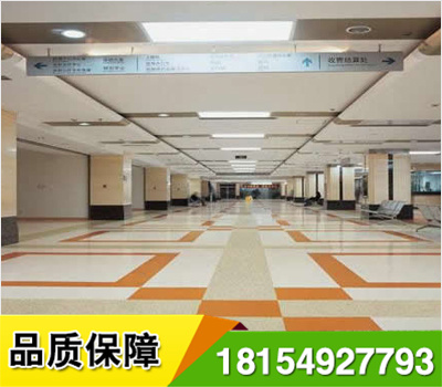 環(huán)氧樹脂彩砂地坪是以彩色石英砂和組成的無(wú)縫一體化的新型復(fù)合裝飾地坪,通過一種或多種不同顏色的彩色石英砂自由搭配,形成豐富多彩的裝飾色彩及圖案,具有裝飾質(zhì)感優(yōu)雅,耐磨損